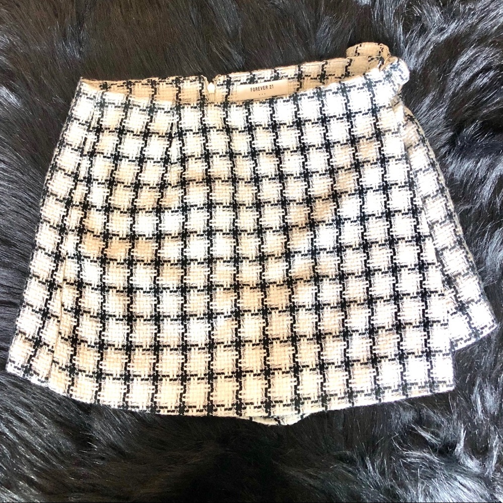 XS. Forever 21. Plaid. Black and White. Skort.